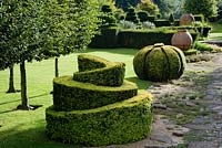 The Thyme Walk with Golden Yew Topiary, Highgrove Garden, août 2007.