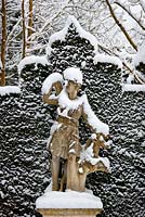 Statue de Diane la déesse de la chasse, à la fin de la promenade des azalées, Highgrove Garden, janvier 2010.