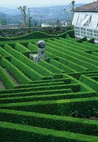 Labyrinthe de jardin en haie avec ornement sphérique central