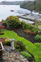 Jardin côtier avec vue panoramique sur la baie de Tobermory, île de Mull,