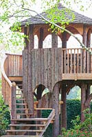 Tree House fabriqué à partir de mélèze à Foggy Bottom, les jardins de Bressingham, Norfolk, Royaume-Uni.