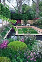 Le jardin des dauphins de Brewin, jardin de la ville contemporaine, parterre de fleurs englouti avec coupoles coupées