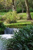 Jardin Ninfa, Giardini di Ninfa, Italie. Ruisseau avec chute d'eau naturelle