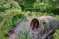 Grand pot en terre cuite et buste de Leon Krier dans le jardin méditerranéen, Highgrove juillet 2013. Le jardin contient de la lavande, du romarin et du ciste avec une période de floraison maximale en juin.