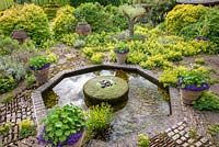Le jardin en terrasse et la fontaine basse conçue par le prince Charles et le sculpteur William Pye, Highgrove, juillet 2013