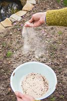 Semer les graines avec du sable pour une distribution uniforme.