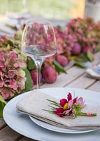 Set de table avec hortensia, cosmos bipinnatus 'Antiquité' et prunes - Prunus domestica 'Victoria'