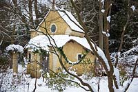 Le sanctuaire couvert de neige. Jardin Highgrove, janvier 2013. Il a été construit en 1999 pour marquer le millénaire et est un lieu de contemplation. Conçu par le professeur Keith Critchlow de l'école des arts et métiers traditionnels du Prince et créé à partir d'un dessin de Charles Morris. Il est entièrement composé de matériaux naturels.