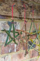 Une variété d'étoiles festives fabriquées à partir de diverses coupes d'arbres et d'arbustes. Broche, balai et prunus avec lichen.