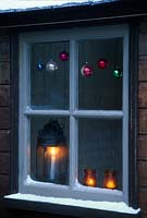 Fenêtre à Noël avec des décorations anciennes et vintage