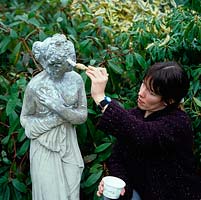 Le yaourt vivant est peint sur une nouvelle statue de reproduction, coulée dans du béton, pour encourager la croissance des lichens.