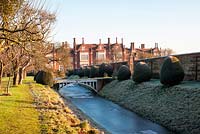 Douves intérieures, pont, maison et pommiers à Helmingham Hall, Suffolk