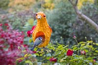 Une mangeoire à oiseaux Courges fabriquée à partir d'une courge et de matériaux naturels, conçue pour ressembler à un canard, un poulet ou un oiseau