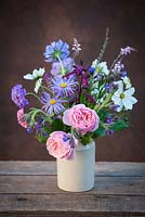 Un bouquet de fleurs de jardin coupées dans un vase en céramique. Septembre.