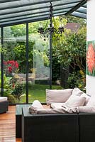 Une pièce de jardin ouverte sur le côté facilite la transition de la maison au jardin.