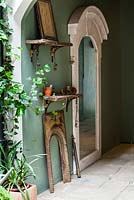 Cour cour couloir jardin avec cheminée étagères en bois, Lucille Lewins, petit bureau cour cour jardin à Chiltern street studios, Londres. Conçu par Adam Woolcott et Jonathan Smith