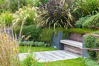 Banc intégral en bois et terrasse en bois au jardin Bhudevi Estate, Marlborough, Nouvelle-Zélande.