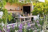 Le LG Smart Garden: un jardin de style de vie scandinave, avec une plantation au pastel doux et des espaces de vie extérieurs. Concepteur: Hay Young Hwang, sponsors: LG Electronics, RHS Chelsea Flower Show 2016