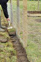 Érection d'une clôture à l'épreuve des lapins autour de l'allotissement, UK