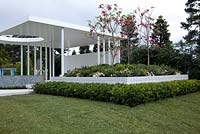 Un pavillon extérieur moderne avec Magnolia 'Vulcan'