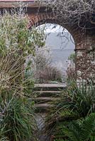 Brock Arch dans le jardin clos de Great Dixter en hiver