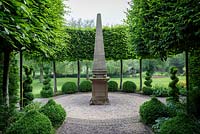 Obélisque de pierre dans le jardin à la française. Mitton Manor, Staffordshire.