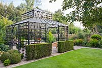 Pavillon dans un jardin à la française avec Buxus et if coupé en parterres de fleurs. Jardin Anneke Meinhardt