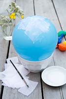 Fabrication de lanternes en papier - Gonflez le ballon à la taille souhaitée et équilibrez-le dans un bol