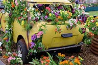 Ancienne Mini décorée de fleurs coupées Alsromeria. RHS Hampton Court Palace Flower Show 2017