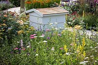 Hampton Court Flower Show, 2017. Jardin «Tout est une question de communauté», des. Andrew Fisher Tomlin et Dan Bowyer. Ruche parmi les fleurs sauvages