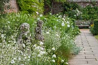 Parterre de fleurs blanches à Parham dans le Sussex