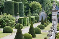 Jardin à la française au Château de Brecy, Normandie, France