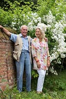 Le regretté major Iain Grahame avec son épouse, Bunny Campione, à côté de Rosa « Rambling Rector » dans leur jardin de campagne à Daws Hall, Suffolk.