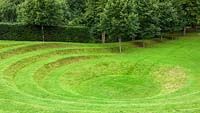 Terrain en pelouse englouti pour créer un amphithéâtre en gazon
