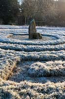 Labyrinthe d'herbe de style grec avec pierre debout, West Sussex
