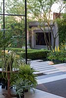 Pavillon de jardin avec écran de télévision extérieur avec dallage sur piscine - Le jardin LG Eco-City - Sponsor: LG Electronics - RHS Chelsea Flower Show 2018