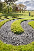 Labyrinthe inspiré d'une conception de temple hindi, avec des pierres d'ardoise debout. Holker Hall, Grange over Sands, Cumbria, Royaume-Uni.