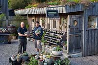 Daniel Michael et Mark Lea, propriétaires de plantes succulentes surréalistes, Tremenheere Nursery, Cornwall, UK.