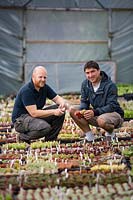 Daniel Michael et Mark Lea, propriétaires de plantes succulentes surréalistes, Tremenheere Nursery, Cornwall, UK.
