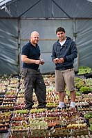 Daniel Michael et Mark Lea, propriétaires de plantes succulentes surréalistes, Tremenheere Nursery, Cornwall.