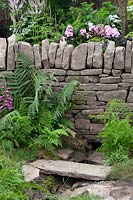 Mur en pierre sèche traditionnelle dans le jardin NSPCC Legacy, RHS Tatton Park Flower Show, 2016.