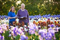 Christine et David Howard à Howard Nurseries ouvrent des champs d'iris barbus en mai.