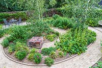 Aperçu du jardin de banlieue montrant chemin de brique en spirale circulaire