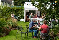 Les visiteurs profitant du thé et des rafraîchissements lors d'un événement Open Garden.