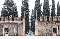 Porte d'entrée classique et mur décoratif - Cour d'honneur et avenue des cyprès
