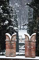 Pots de cheminée en brique décorative avec vue sur la sculpture dans le jardin couvert de neige