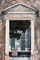 Vue à travers la passerelle dans le mur de Cupressus - Cypress - arbres et statuaire au-delà