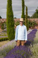 Dr Simon Charlesworth debout parmi les plantes de lavande - Propriétaire de Downderry Lavender Farm, Kent, UK.
