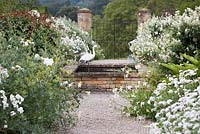 Étang en brique formelle dans le jardin blanc à Bourton House, Gloucestershire, Royaume-Uni.