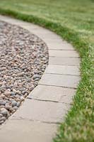 Bordure de chemin en pavés carrés, bordure entre pelouse et chemin de gravier